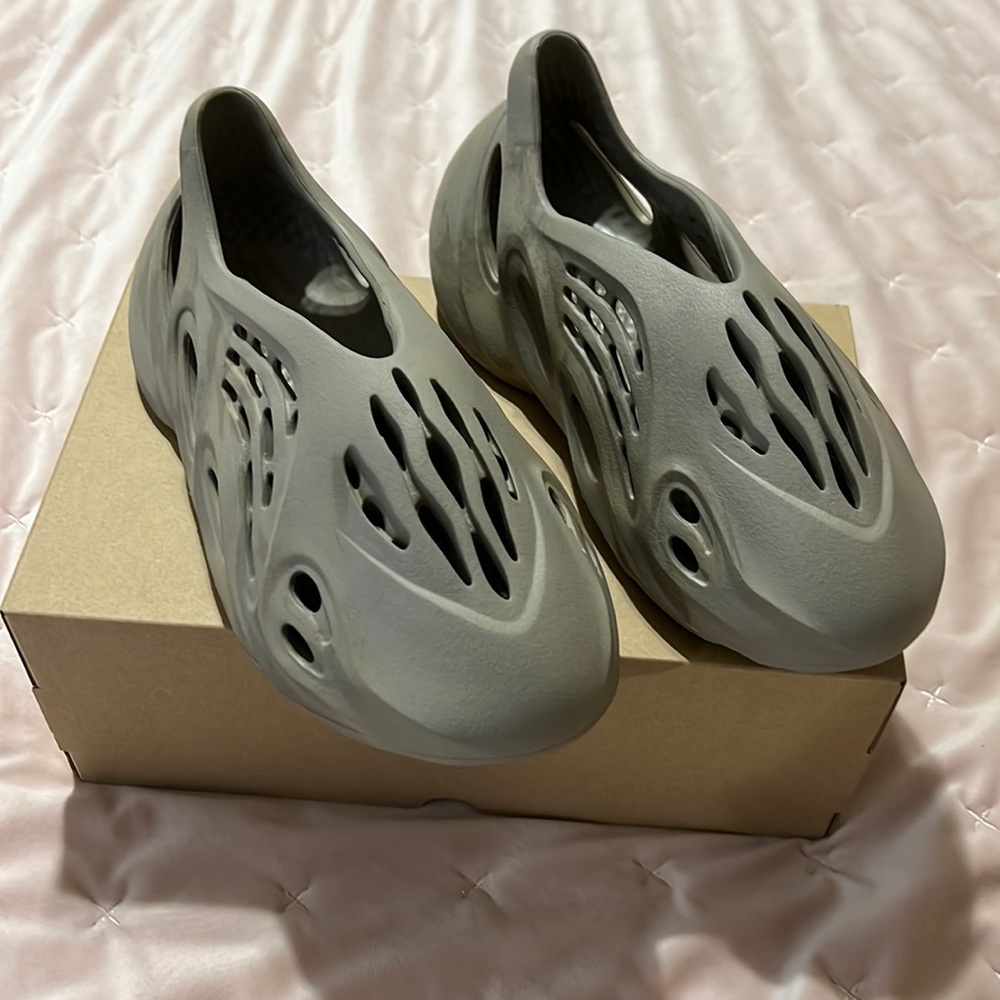 adidas Yeezy Foam RNNR
Stone Sage